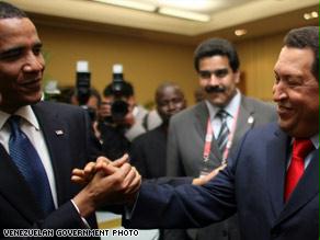 أوباما مصافحا الرئيس الفنزويلي