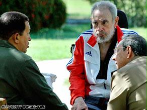 فيدل وراؤول كاسترو مع هوغو شافيز