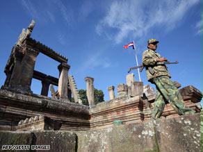 جندي كمبودي يمر إلى جانب المعبد
