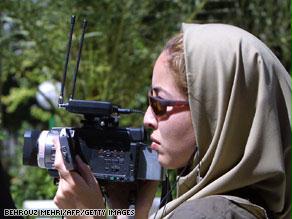 الصحفية الأمريكية من أصل إيراني.. روكسانا صبري قبل اعتقالها