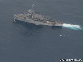 الفرقاطة البرازيلية حول بعض متعلقات الطائرة المفقودة في وسط المحيط الأطلسي