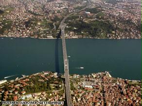 مضيق البوسفور الذي يفصل اسطنبول إلى قسمين آسيوي وأوروبي