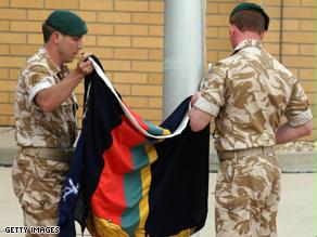 القوات البريطانية تنزل علم وحدتها قبل الخروج النهائي من العراق