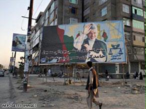 أفغاني يمر من أمام ملصق انتخابي لكرزاي