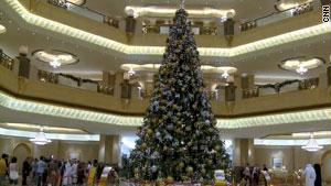 شجرة عيد الميلاد التي وضعت في قصر الإمارات بأبوظبي