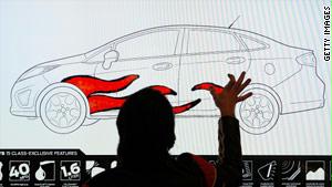 إحدى تصاميم سيارة فورد خلال عرضها في معرض للسيارات