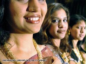 عارضات هنديات يقدمن نماذج من إنتاج داماس 
