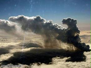 أربك دخان البركان حركة الطيران في معظم أنحاء العالم