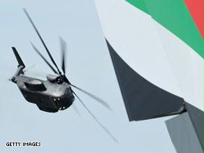 مروحية مقاتلة من صنع سيكورسكي تحلق قرب طائرة تحمل ألوان علم الإمارات