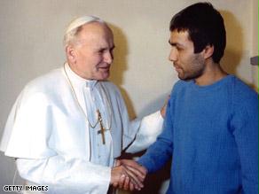 البابا يوحنا يصافح محمد علي ويسامحه في سجنه عام 1983