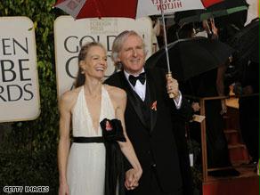 جيمس كاميرون وزوجته خلال وصولهما إلى حفل توزيع جوائزة غولدن غلوب