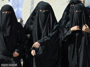 المرأة السعودية تواجه تحديات اجتماعية كثيرة