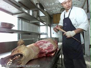 بعض الصينيين يقدمون وجبات لحوم الكلاب الساخنة لضيوفهم المميزين