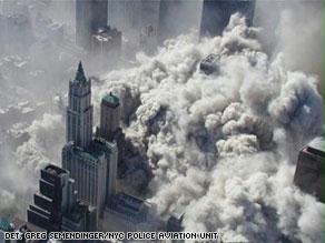 صورة بعد لحظات من انهيار مركز التجارة العالمي التقطتها عدسة مصور من طائرة مروحية كانت قريبة من الموقع