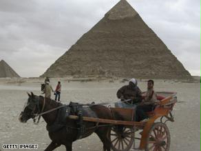 المرشدون المبعدون أخبروا السياح بأن تاريخ مصر مزيف