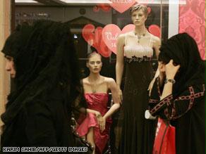 حملة لدفع محال الملابس النسائية بالسعودية لتوظيف النساء