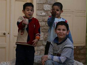 صورة لثلاث أطفال فلسطينيين من مخيم الراشدية في جنوب لبنان