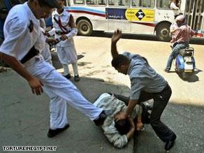 صورة نشرت على مدونة ''التعذيب في مصر،'' لما يبدو أنه مواطن يضرب من قبل آخرين بزي الشرطة