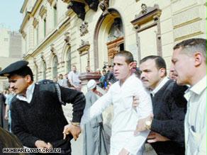 المتهم محمود عيساوي في طريقه للمحكمة