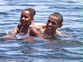الرئيس الأمريكي يبدو مستمتعاً بالسباحة في مياه الخليج