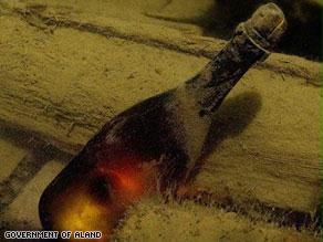 واحدة من زجاجات البيرة التي عثر عيها في قعر البحر