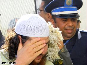شرطي مغربي يقتاد متهما بالإرهاب إلى إحدى المحاكم