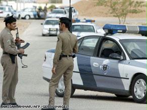 عناصر أمن سعودية أثناء محاولة القبض على عدد من عناصر تنظيم القاعدة