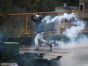 استخدمت الشرطة القنابل المسيرة للدموع لتفريق المتظاهرين
