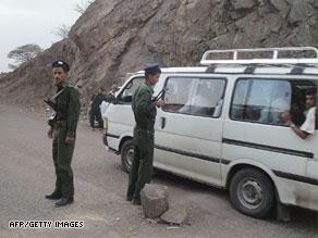 الأمن اليمني يفتش السيارات ويدقق بالهويات