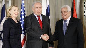 كلينتون تواصل مساعيها لاستئناف المفاوضات بين عباس ونتنياهو