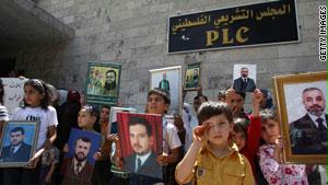 أهالي عدد من المعتقلين الفلسطينيين بالسجون الإسرائيلية يرفعون صورهم باحتجاج أمام المجلس التشريعي