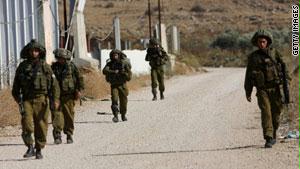 جنود إسرائيليون يقومون بدورية في قرية الغجر الحدودية
