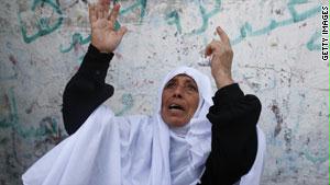 فلسطينية تبكي أحد أقاربها قتل في غارة إسرائيلية 
