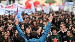 مئات الطلاب يشاركون في مظاهرة مناهضة للحكومة الإيطالية