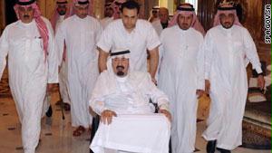 صورة بثتها الوكالة السعودية للملك في طريقه إلى المستشفى الجمعة