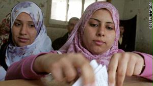مصريتان تدليان بصوتيهما في انتخابات سابقة