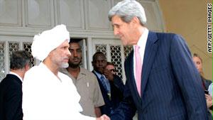 جون كيري مع مستشار الرئيس السوداني غازي صلاح الدين في الخرطوم