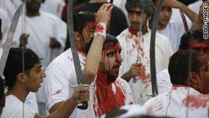 بحرينيون يحيون ذكرى عاشوراء عبر ضرب القامة بالسيف