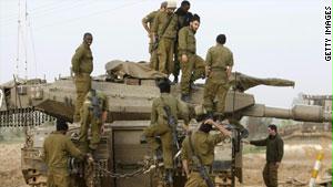 عناصر من الجيش الإسرائيلي قرب الحدود مع غزة