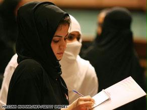 طالبات أثرن الشعب في مدرسة بالسعودية