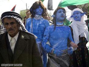 يرتدون ملابس كتلك التي تشبه شخصيات فيلم أفاتار للاحتجاج على الجدار في قرية بلعين