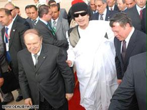 القذافي مستقبلاً الملك عبدالله الثاني وعبدالعزيز بوتفليقة