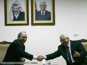 عباس وميتشل في لقاء سابق