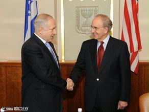 صورة من الارشيف للقاء بين ميتشل ورئيس الحكومة الإسرائيلي