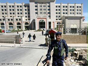 الهجوم الانتحاري استهدف موكب السفير البريطاني في اليمن