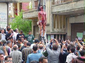 جثة الشاب المصري معلقة بعمود في ساحة قرية ''كترمايا'' اللبنانية