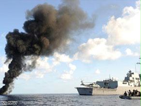 سفينة حربية تدمر مركبا للقراصنة الصوماليين