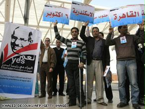 مؤيدون للبرادعي يرفعون صورته بعدما أعلن استعداده لخوض الانتخابات الرئاسية بمواجهة مبارك