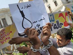 مصري قيّد يديه أمام البرلمان احتجاجاً