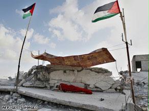 فلسطيني ينام على أنقاض منزله في رفح الذي هدمته حكومة حماس